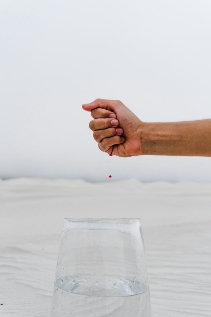 Esoterische und ganzheitliche Deutungen von Laborwerten: Die symbolische Dimension der Blutanalyse. Symbolbild. Credits: Unsplash 