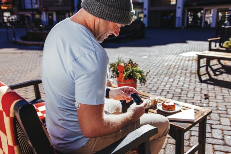 Mit der Integration des Glukosesensors Dexcom G7 in das AID-System myLoop, dass die App CamAPS FX nutzt, sind mehr Diskretion und Flexibilität im Alltag mit Typ-1-Diabetes möglich. Credits: Dexcom Deutschland